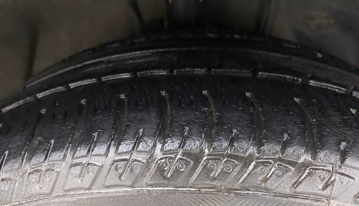 2012 Toyota Corolla Altis J, Petrol, Manual, 80,707 km, Right Front Tyre Tread