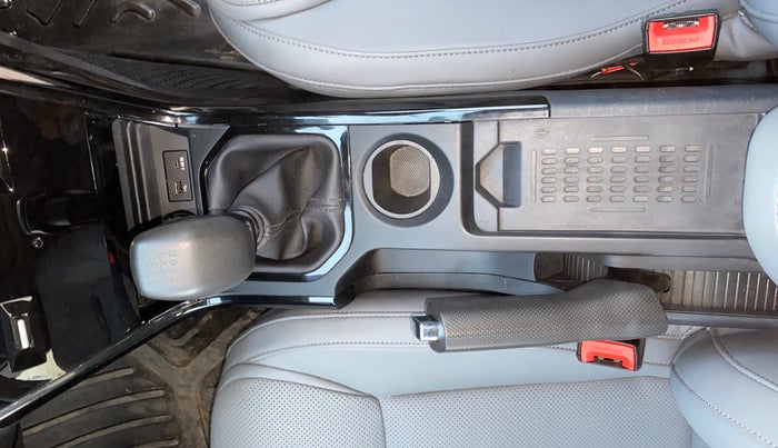 2025 Tata NEXON Fearless Plus (PS) 1.2 iCNG 6MT Dual Tone, CNG, Manual, 8,858 km, Gear Lever