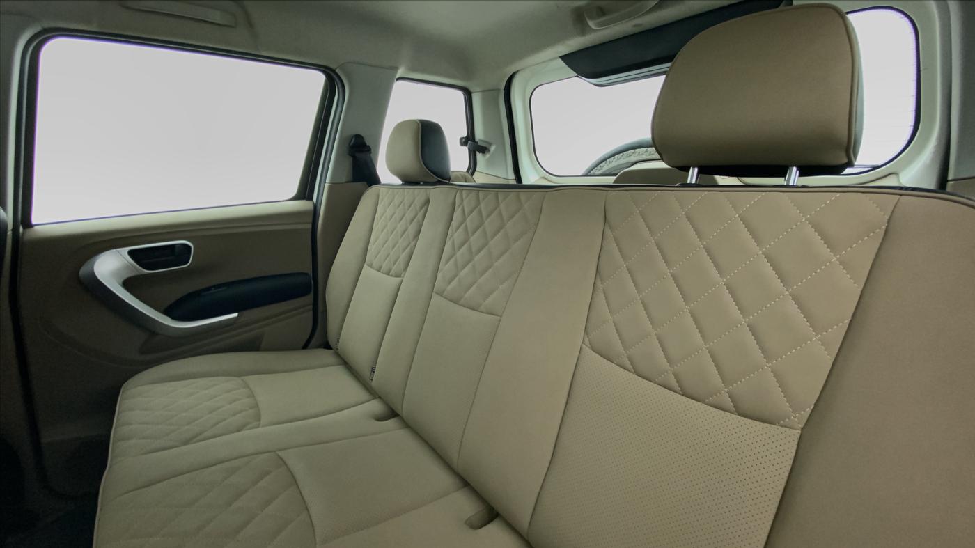 2018 Mahindra TUV300 T10 MT, Diesel, Manual, 1,19,191 km, Right Side Door Cabin View