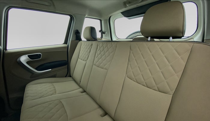2018 Mahindra TUV300 T10 MT, Diesel, Manual, 1,19,191 km, Right Side Door Cabin View