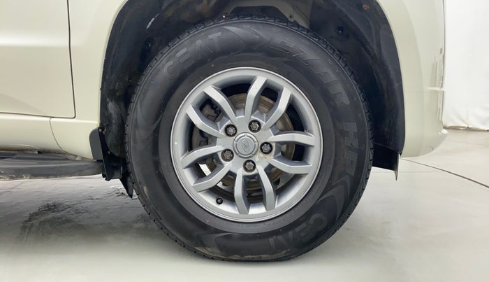 2018 Mahindra TUV300 T10 MT, Diesel, Manual, 1,19,191 km, Right Front Tyre