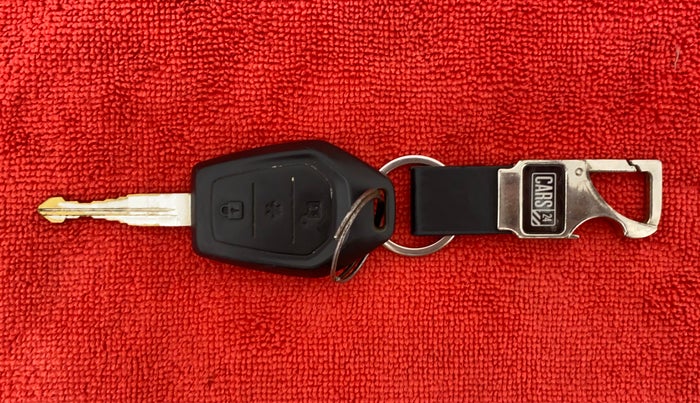 2018 Mahindra TUV300 T10 MT, Diesel, Manual, 1,19,191 km, Key Close-up