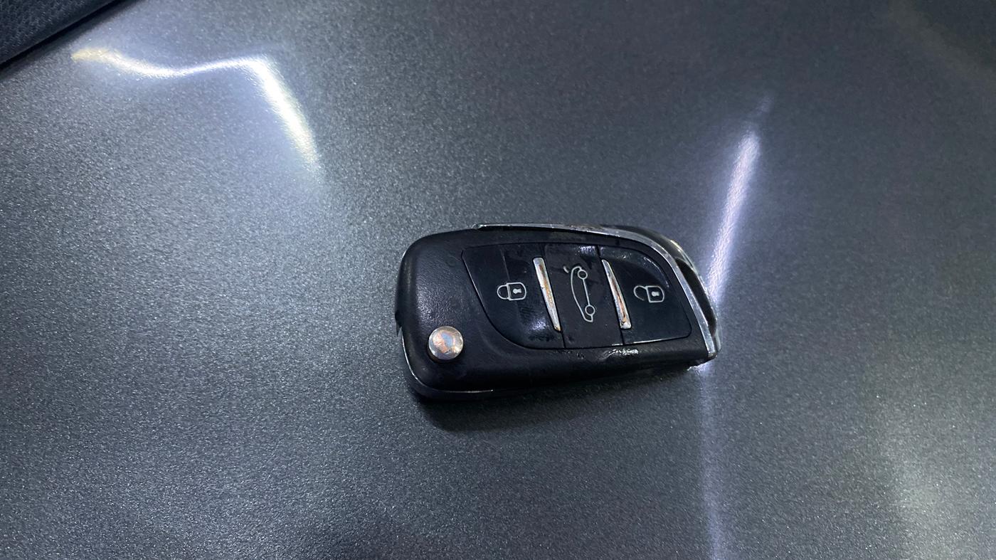 2022 Tata ALTROZ XE PETROL, Petrol, Manual, 47,497 km, Key Close Up