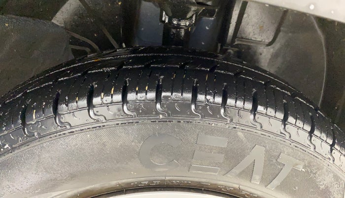 2018 Renault Kwid CLIMBER 1.0 AMT, Petrol, Automatic, 32,157 km, Right Front Tyre Tread
