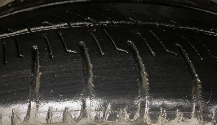 2013 Honda Amaze 1.5L I-DTEC VX, Diesel, Manual, 1,40,616 km, Right Front Tyre Tread