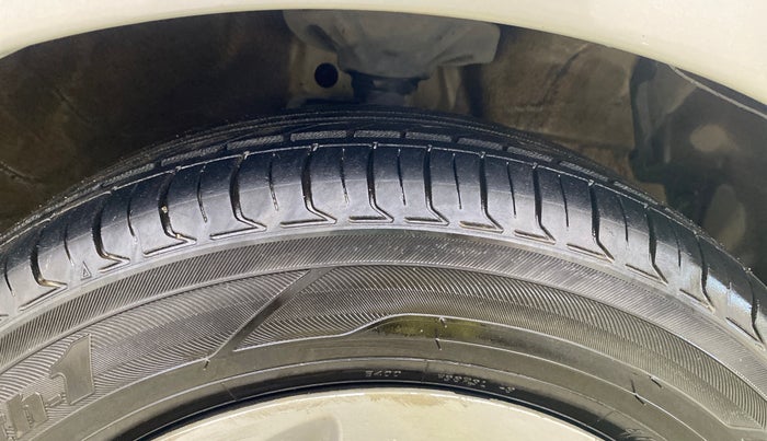 2016 Maruti Celerio VXI CNG, CNG, Manual, 41,415 km, Right Front Tyre Tread