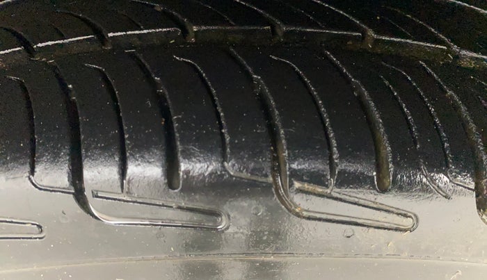 2012 Maruti Ertiga VXI, Petrol, Manual, 66,637 km, Left Front Tyre Tread