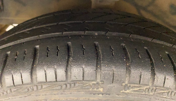 2014 Hyundai Eon MAGNA +, Petrol, Manual, 28,802 km, Left Front Tyre Tread