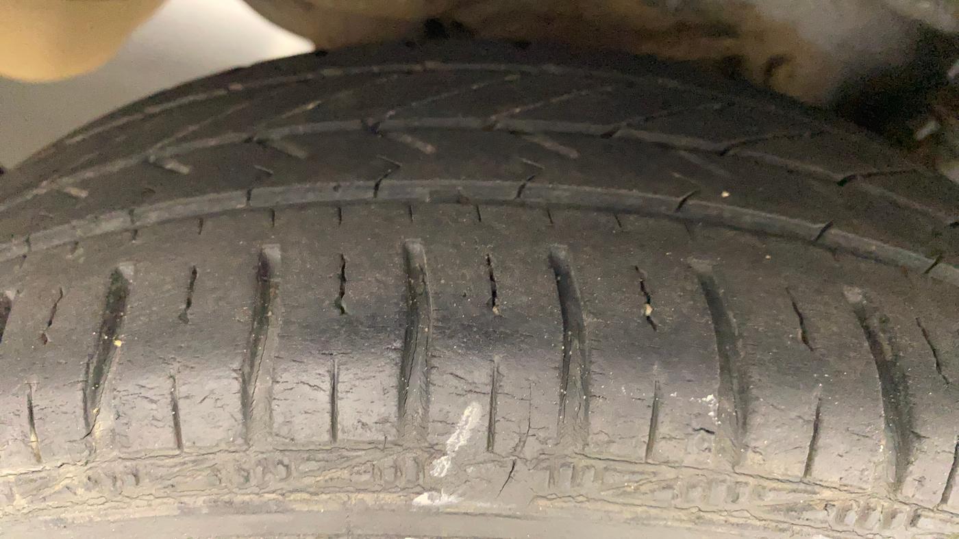 2014 Hyundai Eon MAGNA +, Petrol, Manual, 28,802 km, Left Rear Tyre Tread