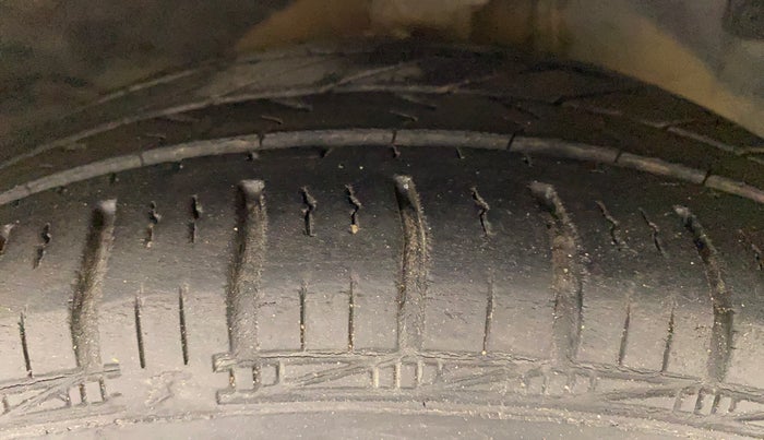 2014 Hyundai Eon MAGNA +, Petrol, Manual, 28,802 km, Right Front Tyre Tread