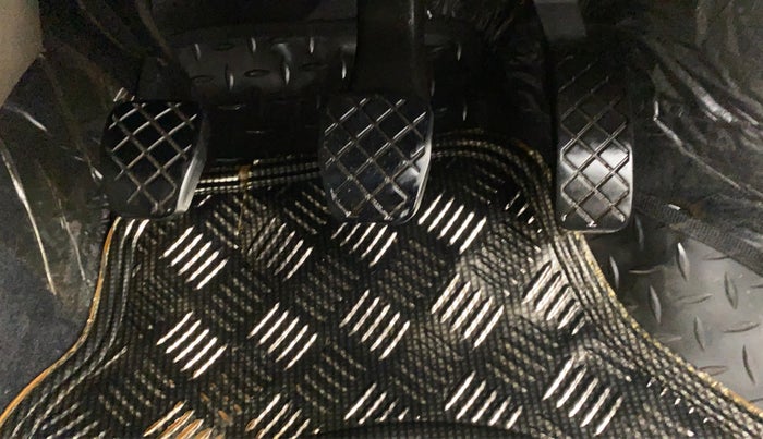 2012 Skoda Rapid ELEGANCE 1.6 TDI CR MT, Diesel, Manual, 75,626 km, Pedals