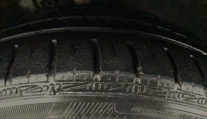 2012 Skoda Rapid ELEGANCE 1.6 TDI CR MT, Diesel, Manual, 75,626 km, Right Front Tyre Tread