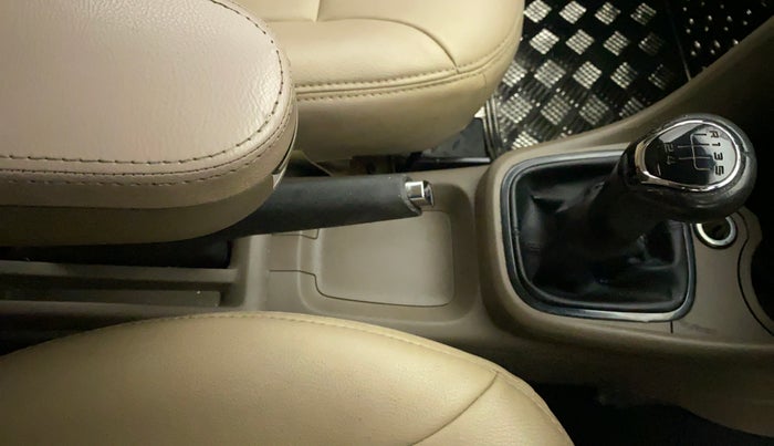 2012 Skoda Rapid ELEGANCE 1.6 TDI CR MT, Diesel, Manual, 75,626 km, Gear Lever