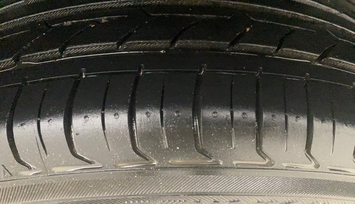 2013 Skoda Rapid AMBITION 1.6 TDI CR MT PLUS, Diesel, Manual, 89,400 km, Left Rear Tyre Tread