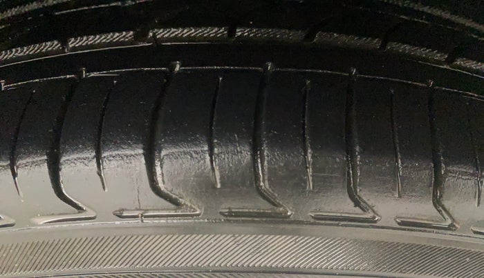 2013 Skoda Rapid AMBITION 1.6 TDI CR MT PLUS, Diesel, Manual, 89,400 km, Right Front Tyre Tread