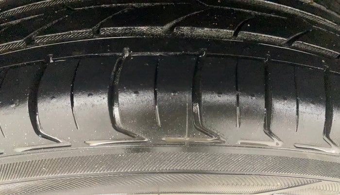 2013 Skoda Rapid AMBITION 1.6 TDI CR MT PLUS, Diesel, Manual, 89,400 km, Right Rear Tyre Tread