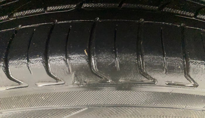 2013 Skoda Rapid AMBITION 1.6 TDI CR MT PLUS, Diesel, Manual, 89,400 km, Left Front Tyre Tread