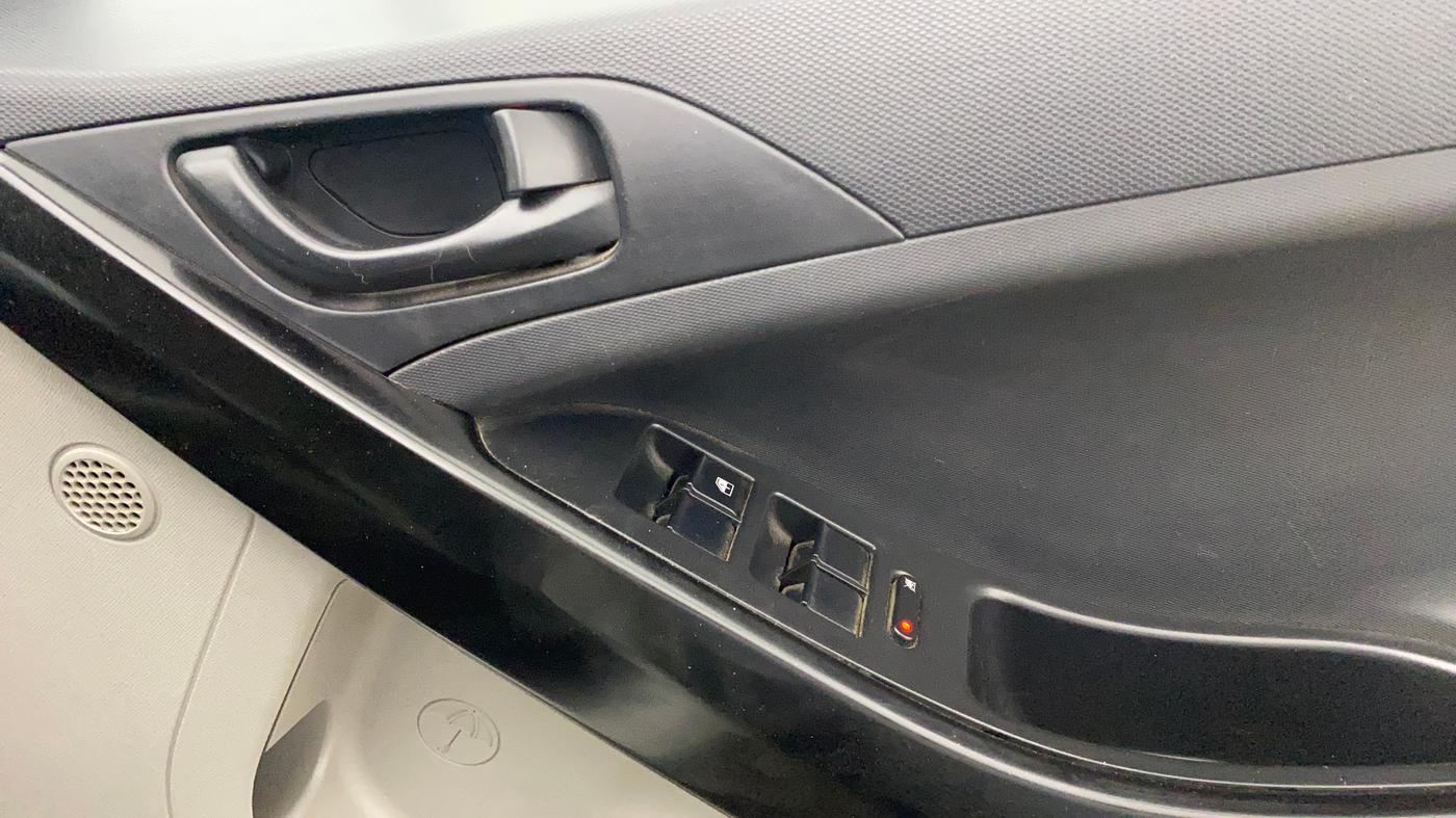 2019 Tata NEXON XMA PETROL, Petrol, Automatic, 70,887 km, Driver Side Door Panels Control