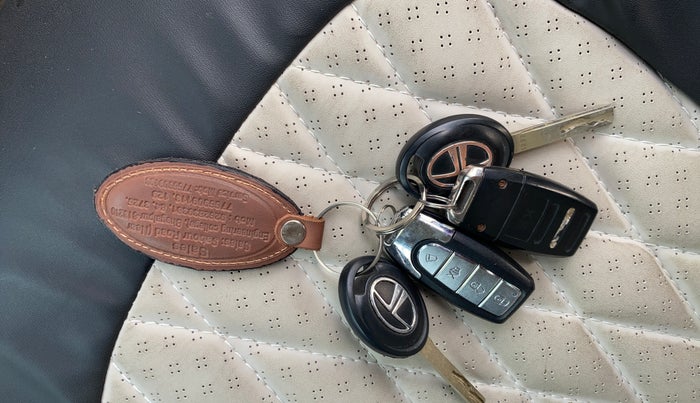 2023 Tata NEXON XE PETROL, CNG, Manual, 46,137 km, Key Close Up