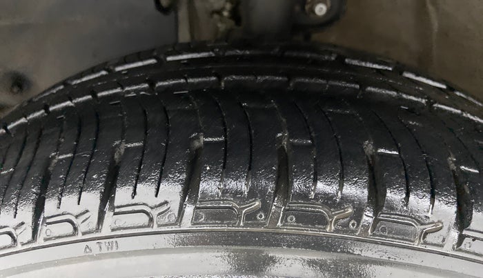 2016 Mahindra Kuv100 K4 6 STR, Petrol, Manual, 27,824 km, Left Front Tyre Tread