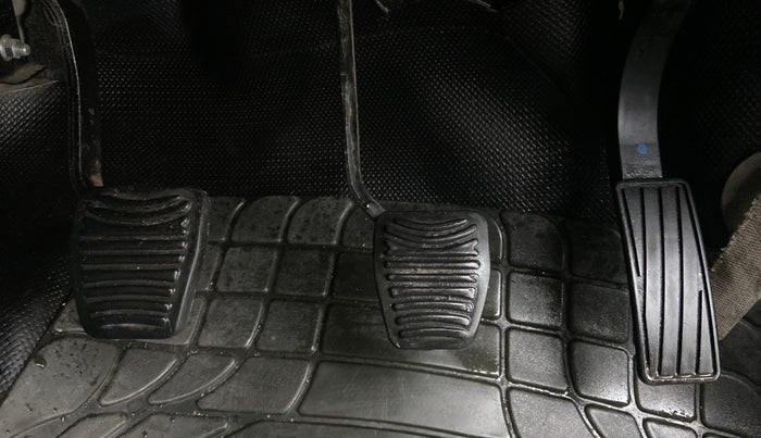 2016 Mahindra Kuv100 K4 6 STR, Petrol, Manual, 27,824 km, Pedals