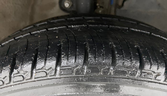 2016 Mahindra Kuv100 K4 6 STR, Petrol, Manual, 27,824 km, Right Front Tyre Tread