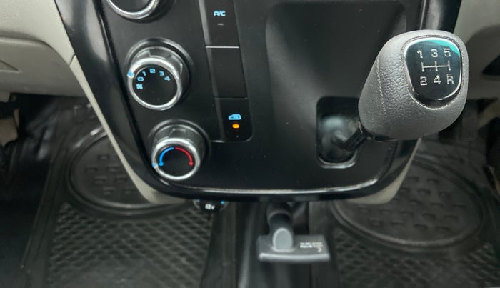 2016 Mahindra Kuv100 K4 6 STR, Petrol, Manual, 27,824 km, Gear Lever