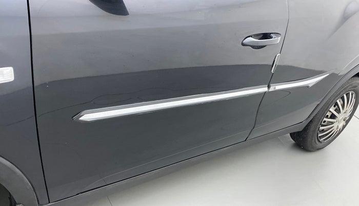 2022 Mahindra XUV300 W4 1.2 PETROL, Petrol, Manual, 22,469 km, Front passenger door - Slightly dented