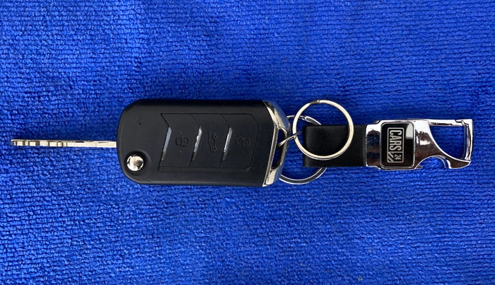 2022 Mahindra XUV300 W4 1.2 PETROL, Petrol, Manual, 22,469 km, Key Close Up