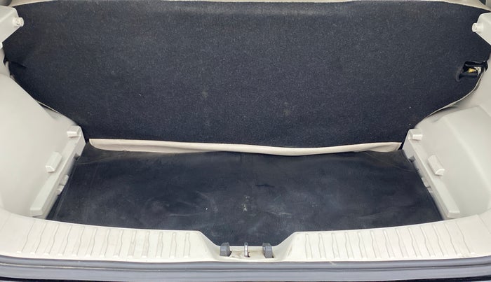2022 Mahindra XUV300 W4 1.2 PETROL, Petrol, Manual, 22,469 km, Boot Inside