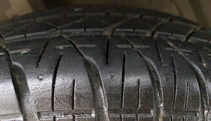 2013 Maruti Swift VDI, Diesel, Manual, 48,709 km, Right Front Tyre Tread