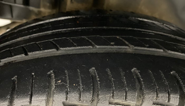 2014 Maruti Swift ZXI D, Petrol, Manual, 40,507 km, Right Rear Tyre Tread