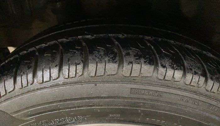 2014 Honda Brio S MT, Petrol, Manual, 70,678 km, Right Rear Tyre Tread