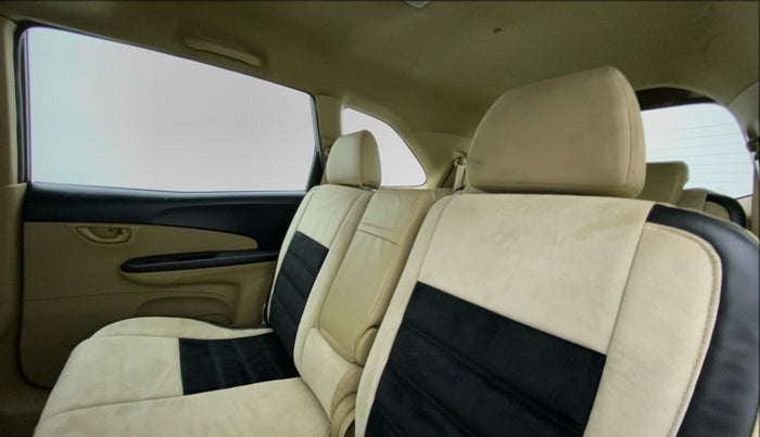 2014 Honda Mobilio 1.5 V I DTEC, Diesel, Manual, 1,06,167 km, Right Side Door Cabin View