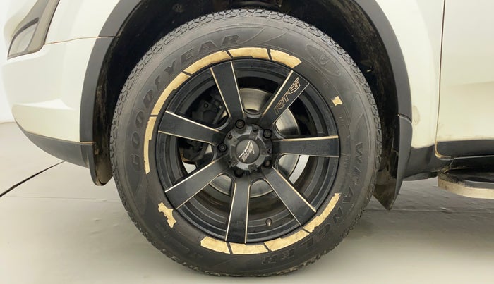 2021 Mahindra XUV500 W7 AT, Diesel, Automatic, 80,305 km, Left Front Wheel