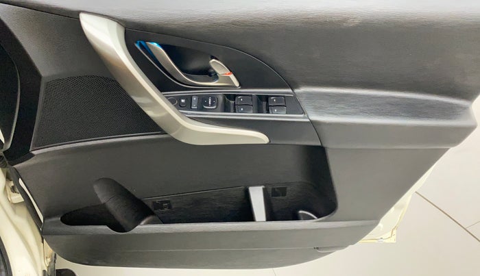 2021 Mahindra XUV500 W7 AT, Diesel, Automatic, 80,305 km, Driver Side Door Panels Control