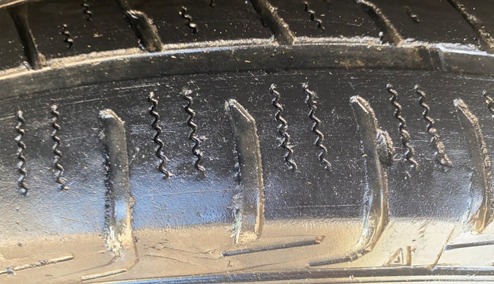 2015 Mahindra XUV500 W8, Diesel, Manual, 81,458 km, Left Front Tyre Tread