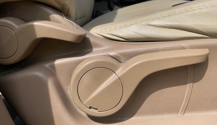 2015 Mahindra XUV500 W8, Diesel, Manual, 81,458 km, Driver Side Adjustment Panel