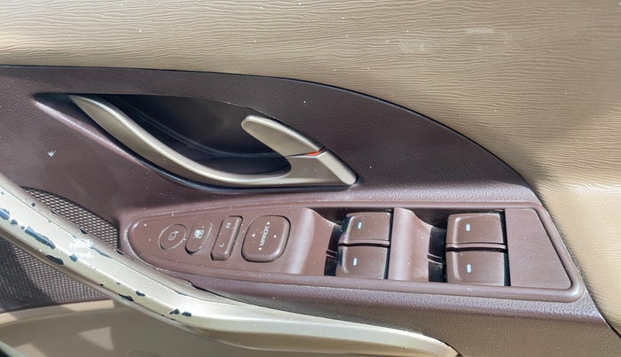 2015 Mahindra XUV500 W8, Diesel, Manual, 81,458 km, Driver Side Door Panels Control