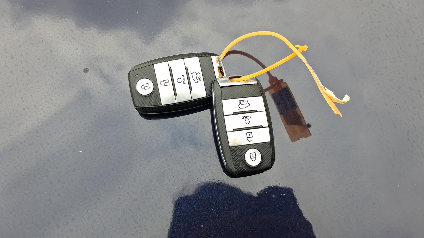 2022 KIA CARENS PRESTIGE PLUS 1.4 PETROL DCT 7 STR, Petrol, Automatic, 72,782 km, Key Close Up