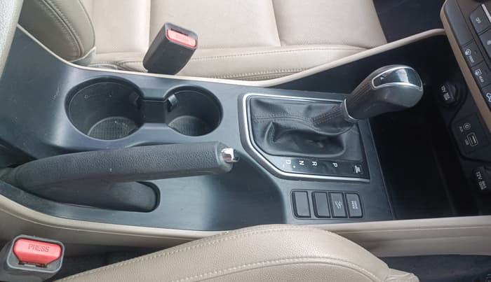 2018 Hyundai Tucson 2WD AT GL DIESEL
, Diesel, Automatic, 1,43,838 km, Gear Lever