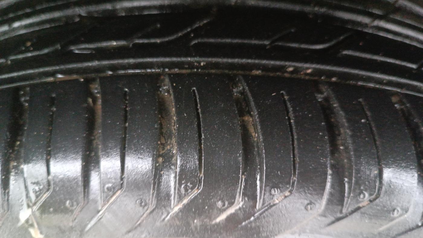 2018 Hyundai Tucson 2WD AT GL DIESEL
, Diesel, Automatic, 1,43,838 km, Left Front Tyre Tread