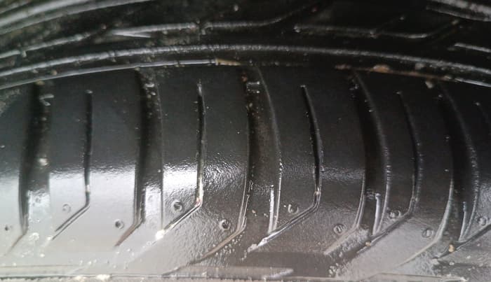 2018 Hyundai Tucson 2WD AT GL DIESEL
, Diesel, Automatic, 1,43,838 km, Right Front Tyre Tread