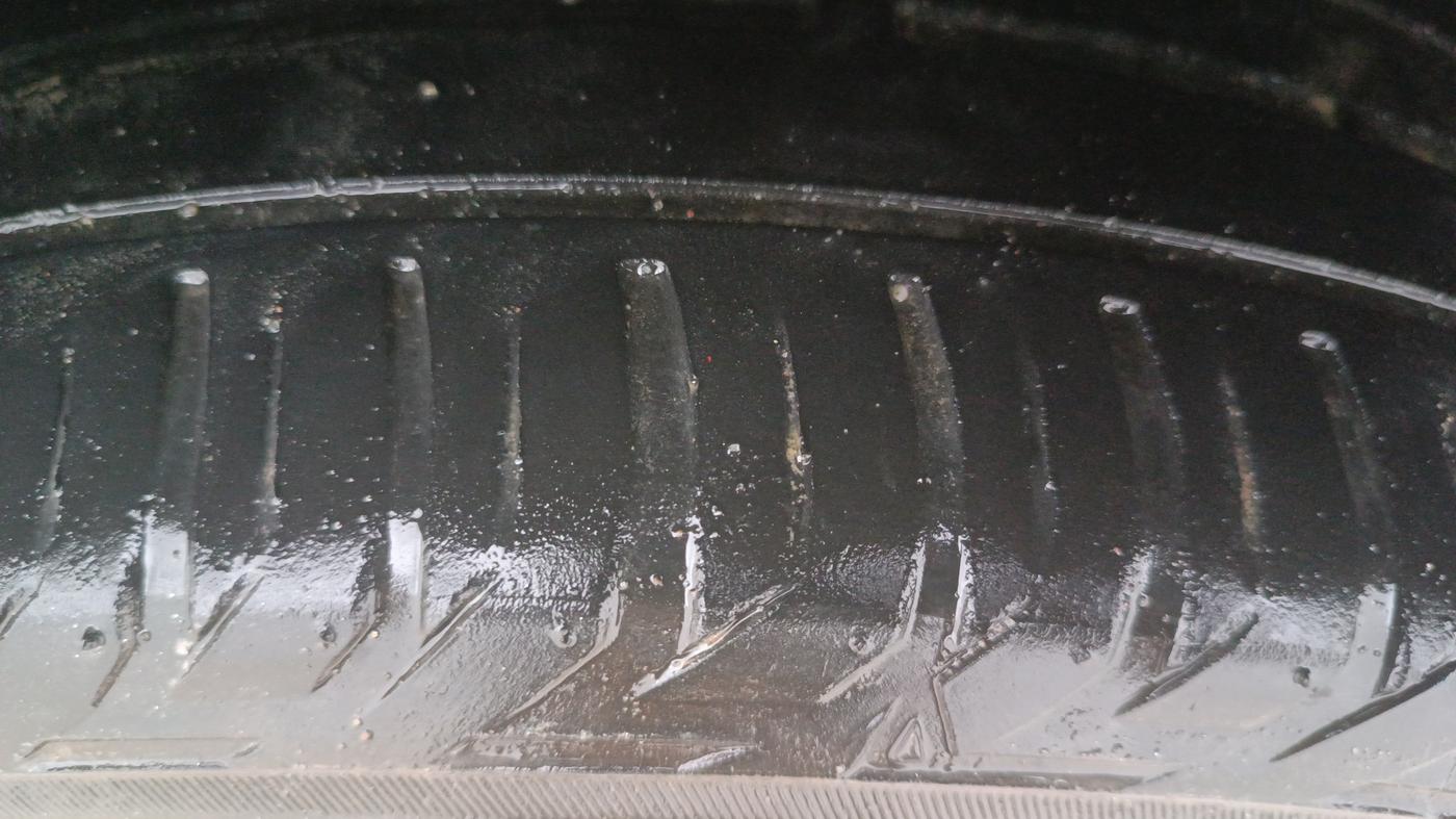 2018 Hyundai Tucson 2WD AT GL DIESEL
, Diesel, Automatic, 1,43,838 km, Left Rear Tyre Tread