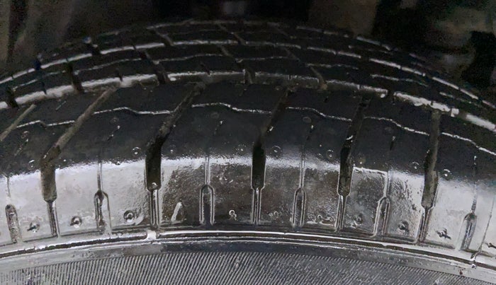 2016 Mahindra TUV300 T8, Diesel, Manual, 77,347 km, Right Front Tyre Tread