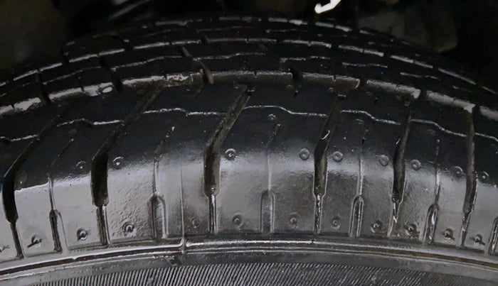 2016 Mahindra TUV300 T8, Diesel, Manual, 77,347 km, Left Front Tyre Tread