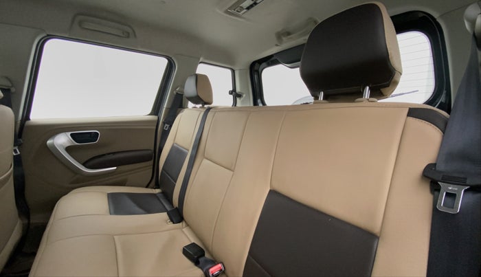 2016 Mahindra TUV300 T8, Diesel, Manual, 77,347 km, Right Side Rear Door Cabin