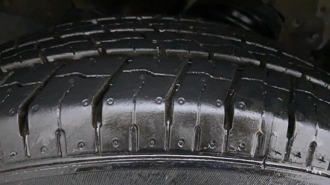 2016 Mahindra TUV300 T8, Diesel, Manual, 77,347 km, Right Rear Tyre Tread