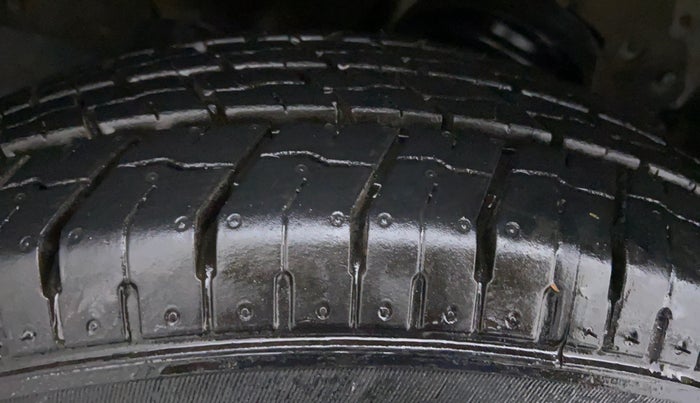 2016 Mahindra TUV300 T8, Diesel, Manual, 77,347 km, Right Rear Tyre Tread