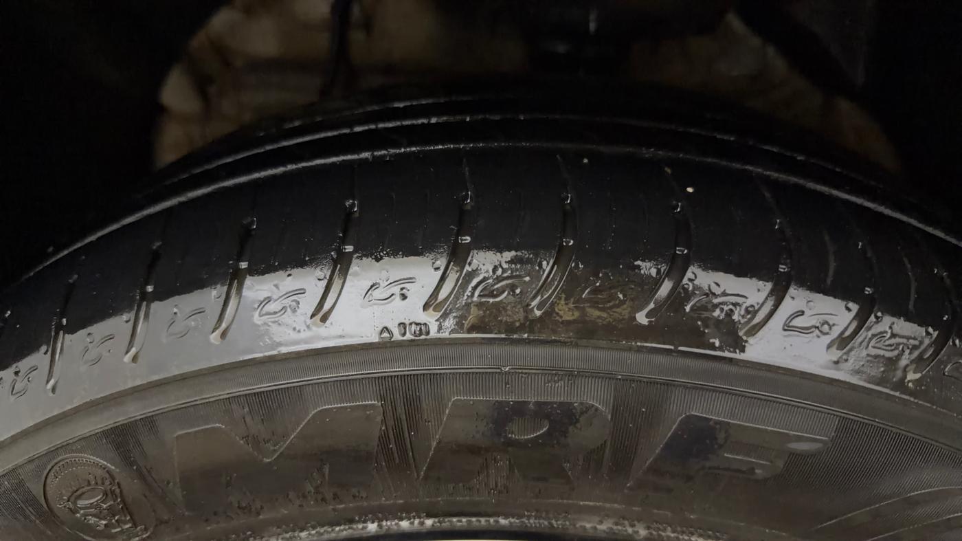 2022 Mahindra XUV300 W8 (O) 1.2 PETROL, Petrol, Manual, 29,859 km, Left Front Tyre Tread